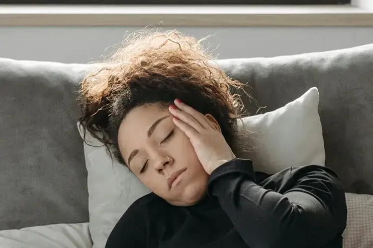 Ból ucha od zęba – co oznacza ból zęba promieniujący do ucha