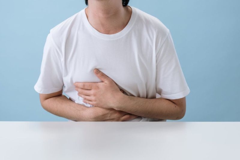 W Polsce bakteria Helicobacter pylori występuje prawie u co trzeciej osoby dorosłej – zalicza się do patogenów, które najczęściej wywołują infekcje u człowieka. Choć wielu pacjentów nie doświadcza żadnych dolegliwości związanych z zakażeniem, obecność patogenu ma udowodniony związek z rozwojem poważnych powikłań związanych ze zdrowiem układu pokarmowego. Czytaj dalej i sprawdź jak rozpoznać objawy infekcji, jak wygląda proces diagnozowania i jak przebiega leczenie. H. pylori wywołuje dolegliwości, których rozwojowi można przeciwdziałać. W jaki sposób?