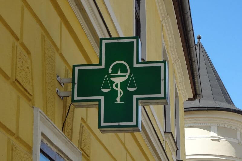 Co to jest recepta farmaceutyczna? Kiedy farmaceuta może ją wystawić?